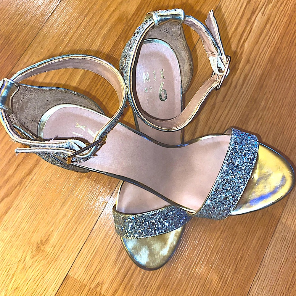 Shine bright like a diamond 💎 in these beautiful chunky heels for the holidays.